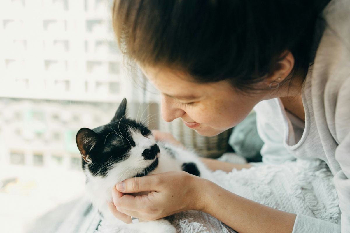 a girl loving cat